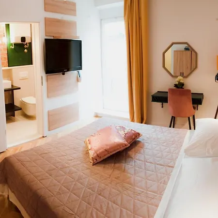 Ma-La Apartment Split